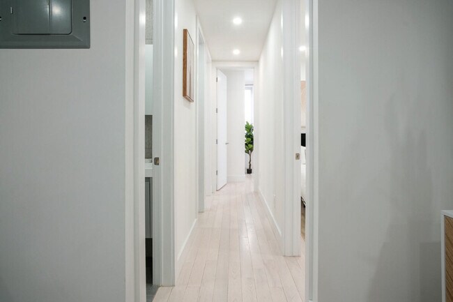 Building Photo - 402 E 11th St