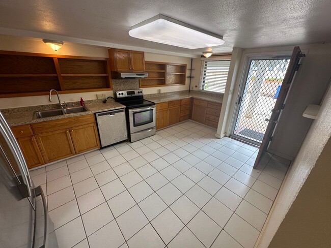 Building Photo - Charming Wilhelmina Rise Home with Stunning Diamond Head & Ocean Views