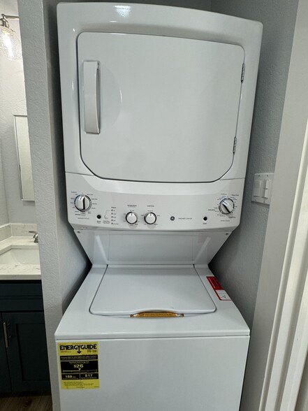 Standing Washer/Dryer - 754 Delmar St