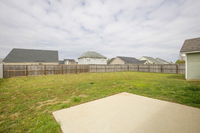 Building Photo - Charming 3 Bed, 2 Bath Rental Home in Raeford, NC - Don't Miss Out!