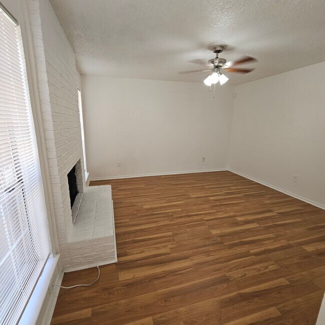 Building Photo - 1400 Darr St