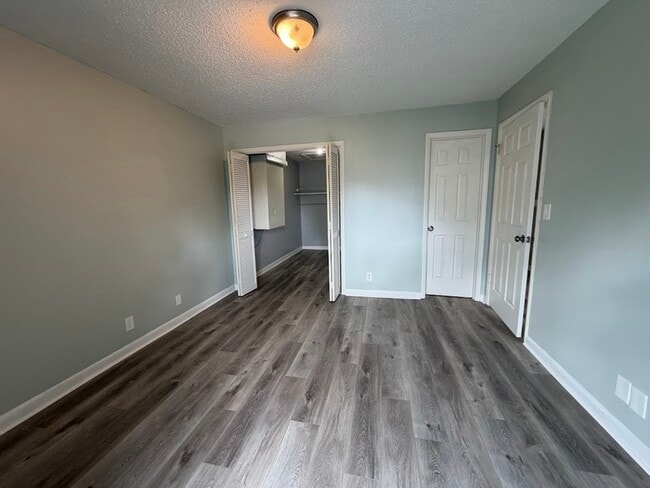Building Photo - 4947-4947 7 Pine Cir