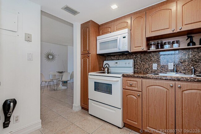 Building Photo - 3475 N Country Club Dr
