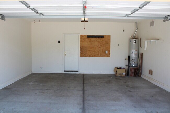 Building Photo - Beautiful 4 bedroom 2.5 bath home located ...