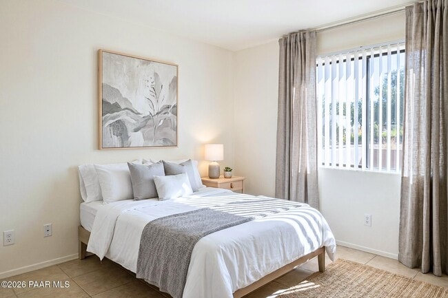 Building Photo - 352 W Delano St