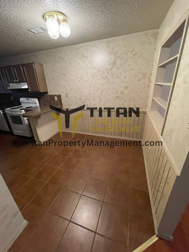 Building Photo - 2 Bed/2 Bath End Unit Apartment