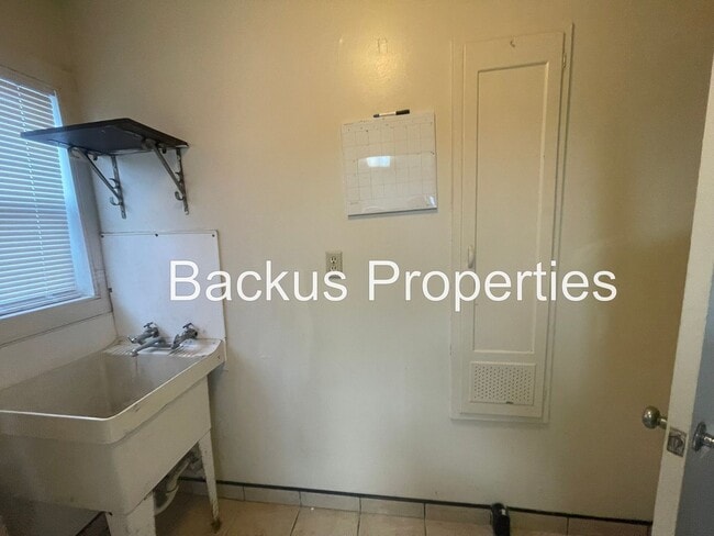 Building Photo - Wonderful duplex unit in North Salinas