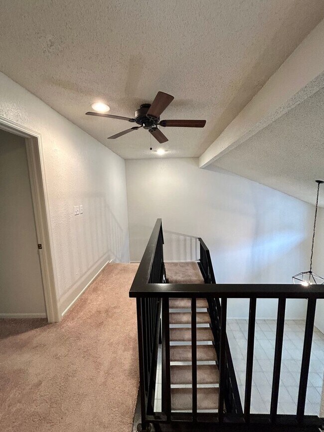 Building Photo - Gorgeous and spacious condo in a quiet and convenient location!