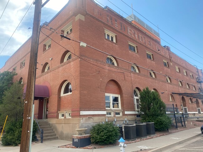 Exterior corner view of building - 201 Lamkin St