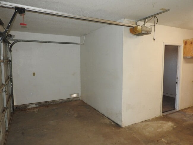 Building Photo - 4 Bedroom with large yard