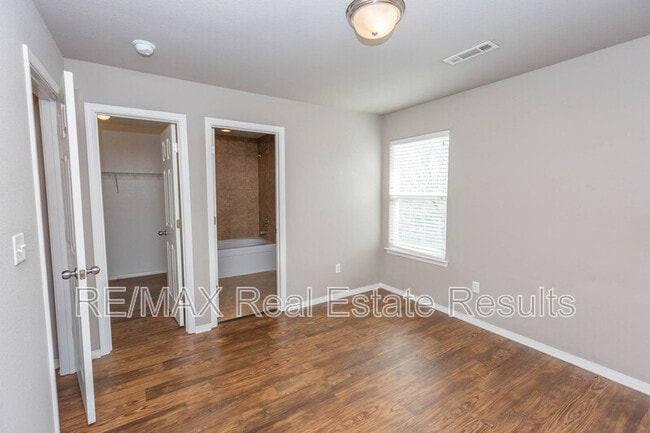 Building Photo - 5411 SW Cherry Creek Rd