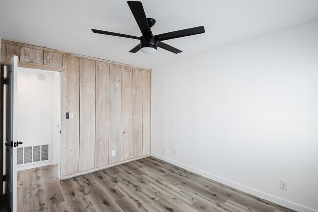 Building Photo - 215 Moonstone St