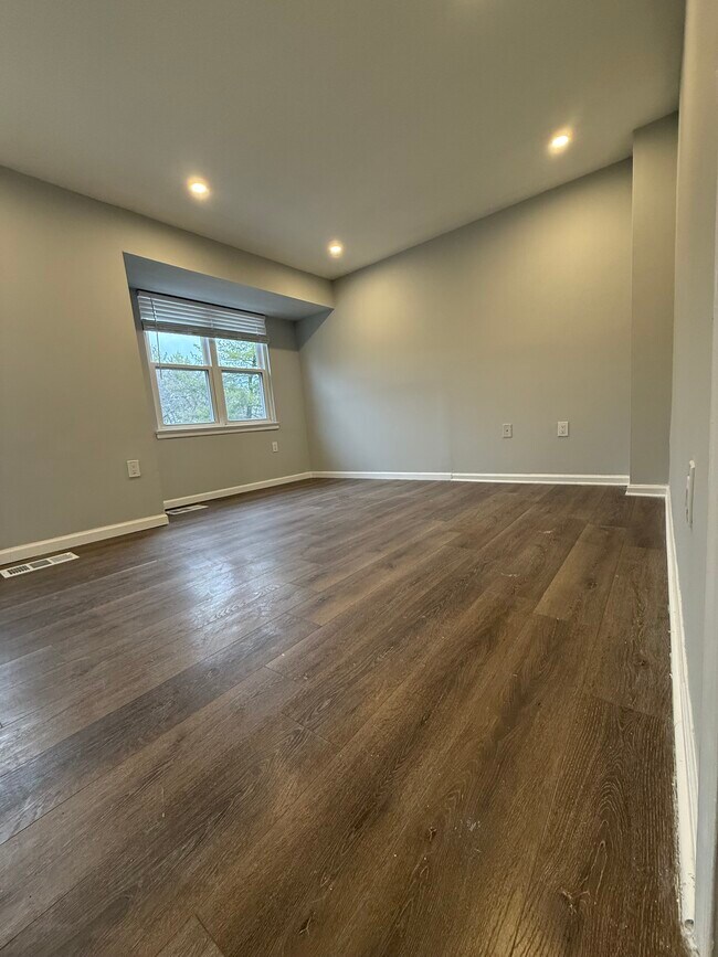 Building Photo - 238 Stevenson Square