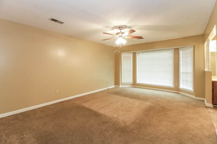 Building Photo - 6708 Henredon Dr