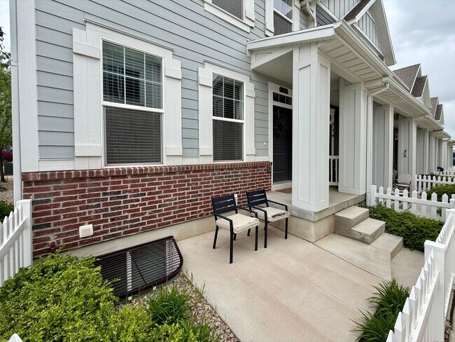Building Photo - Gorgeous Like-New Townhome