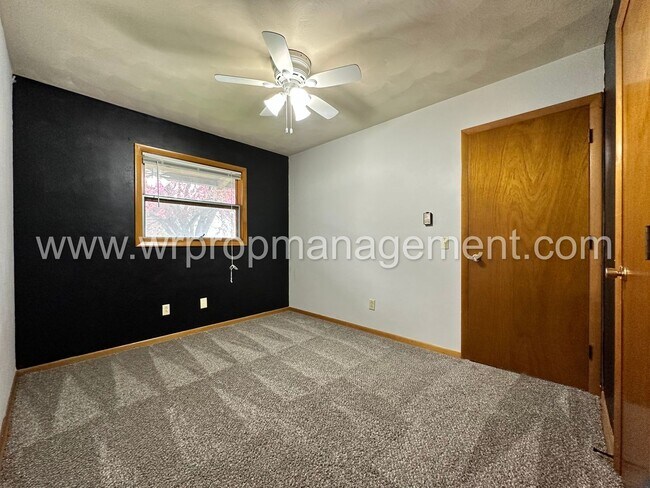 Building Photo - 400 Stamm St