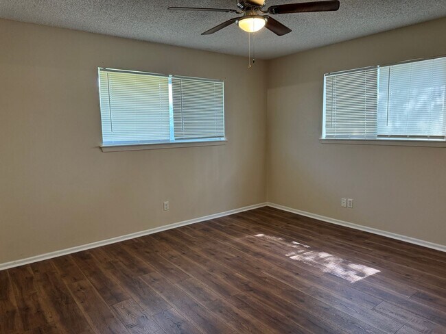 Building Photo - 6919 Moon Lake Dr