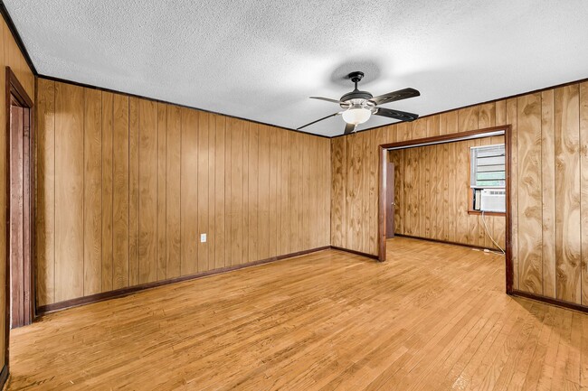 Building Photo - Quiet Coastal Home