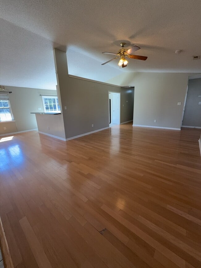 Building Photo - Nice 3 Bedroom, 2 Bath Home in Hubert