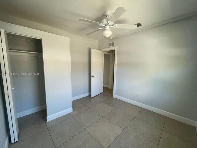 Building Photo - 423 53rd St
