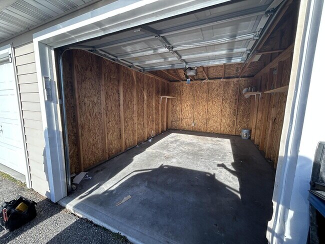 Building Photo - 2 Bed / 1 Bath Upstairs Condo with Garage. Convenient location. MOVE IN SPECIAL!