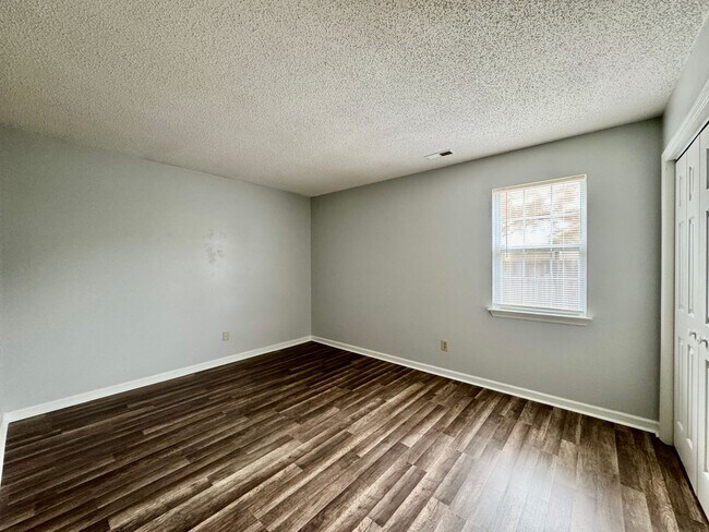 Building Photo - 4 Bedrooms/2 Bath Ranch Home!