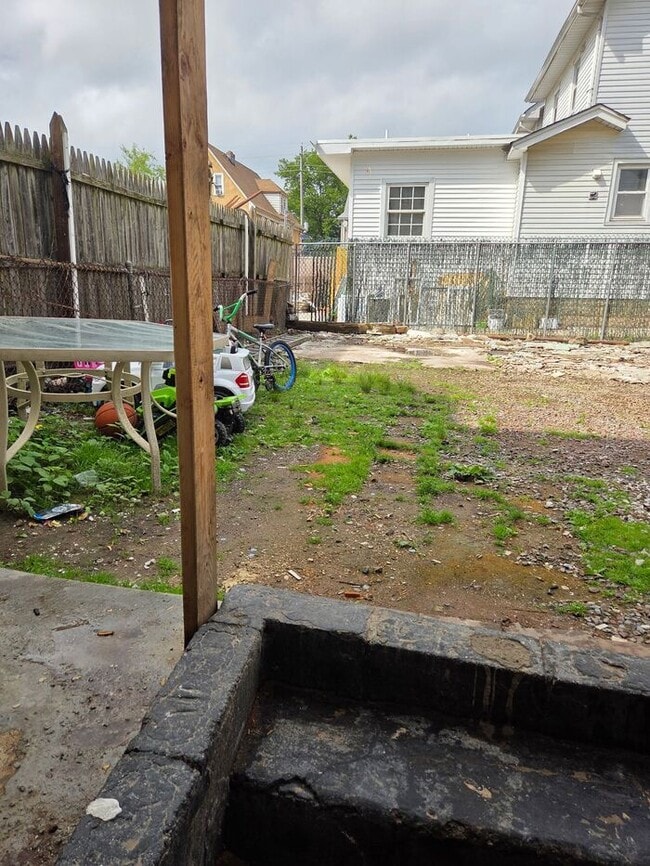 Building Photo - Spacious 3.5 BDR Apartment with Closed Front Balcony & Backyard Access!