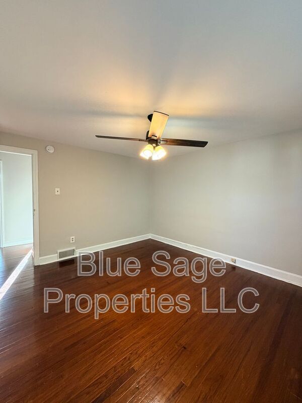 Building Photo - 902 Maple Ave