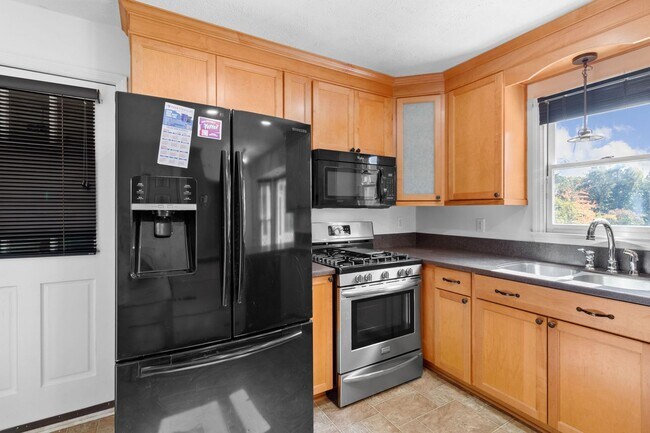 Building Photo - Beautiful 4 Bedroom/ 2 Story Home