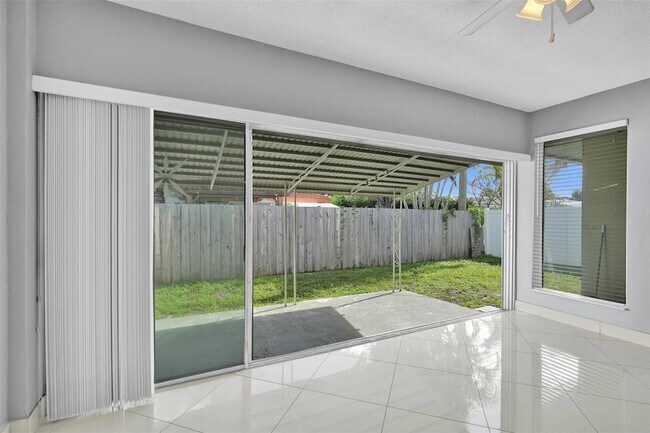 Building Photo - 704 NE 23rd Ave