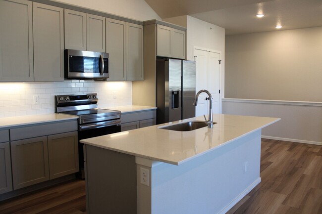 Building Photo - Stunning 2 bedroom Townhome in Fort Collins