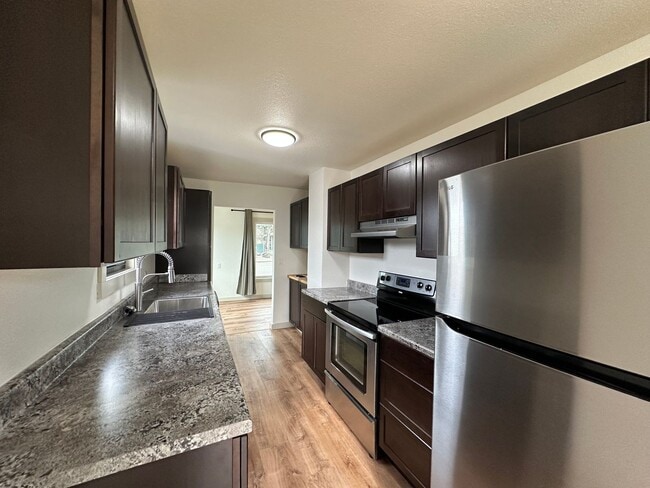 Building Photo - Newly Remodeled 3 bedroom house in Roseburg