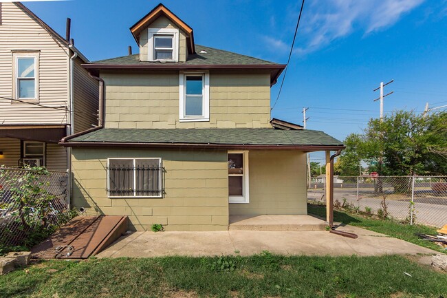 Building Photo - 842 St Clair Ave