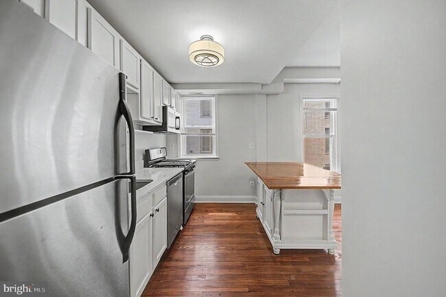 Building Photo - 1340 Fairmont St NW