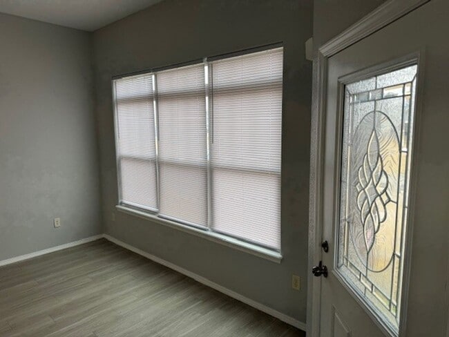 Building Photo - Charming 2 bedroom 2 bathroom Duplex in Ch...