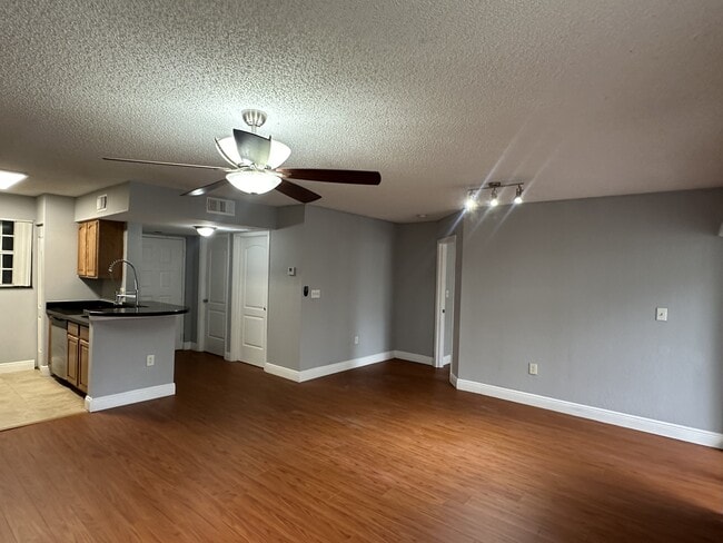 Building Photo - 2810 N Oakland Forest Dr