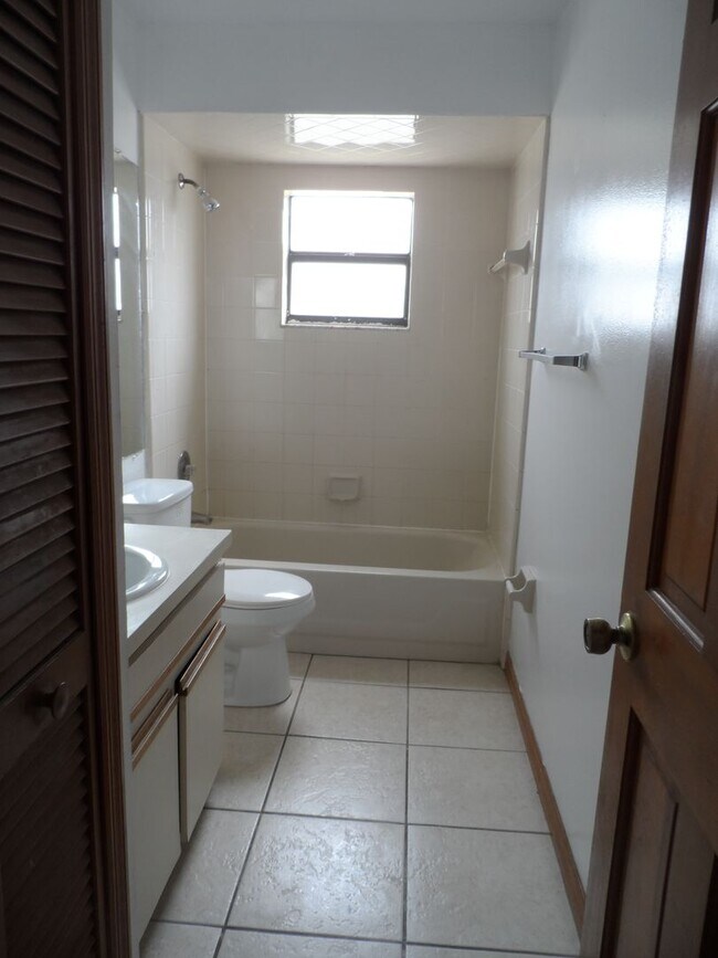 Building Photo - AVAILABLE NOW 3 BEDROOM 2 BATH 2 CAR GARAGE. CONTACT KAREN GUARDINO, REALTOR 386-747-9295