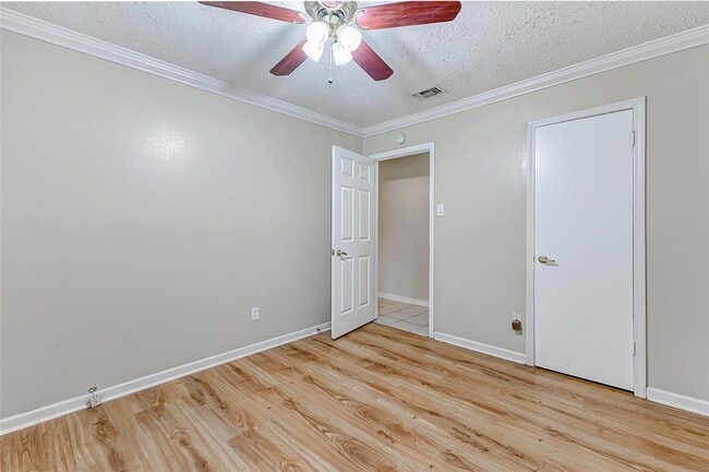 Building Photo - 2010 Hickory Glen Dr