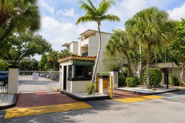 Building Photo - 6904 N Kendall Dr