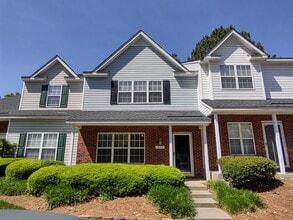 Building Photo - Beautiful Townhome in University Heights C...