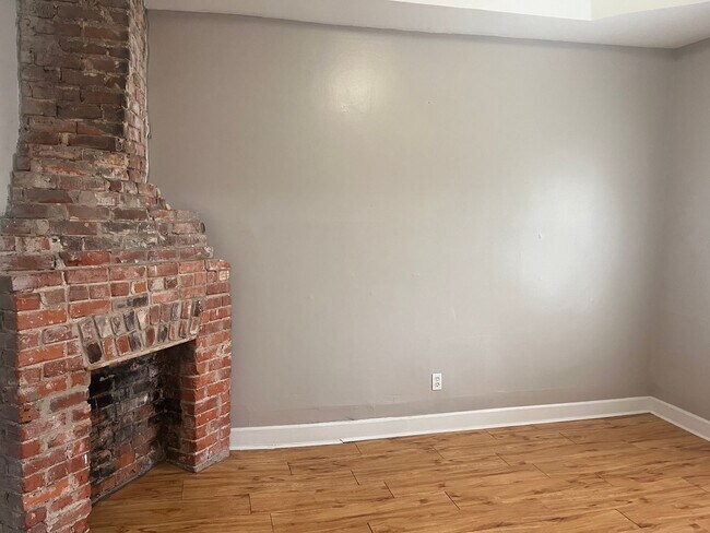 Building Photo - MOVE IN SPECIAL $250.00 OFF 1st Month's Rent- 2 bedroom, 1.5 bath apartment with W/D unit and sha...