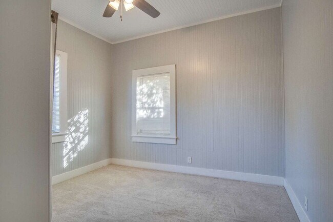 Building Photo - Charming 2-Bedroom Cottage Near Downtown P...