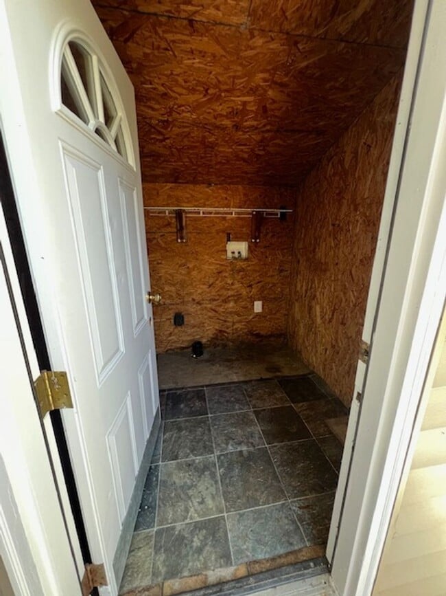 Building Photo - 3 Bedroom, 1 Bath Home in Harlem