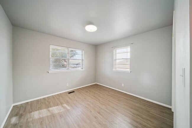 Building Photo - Adorable Home in Midtown!