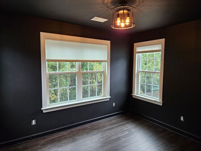 Building Photo - Beautiful unfurnished 3 bed 2.5 bath home ...