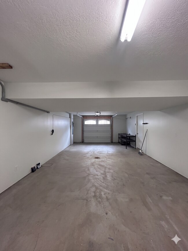 Building Photo - Modern 3-Level North Side Townhome with Garage
