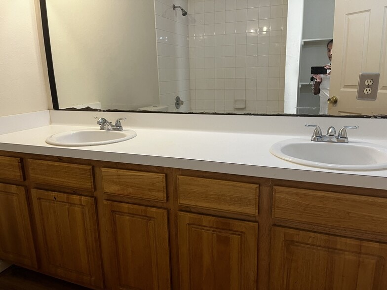 mater bathroom - 11807 Chetman Dr