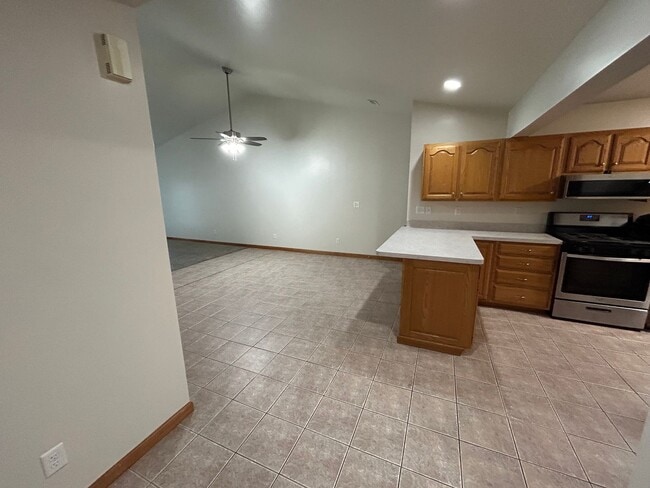 Building Photo - 2 bedroom, 2 full bath with attached garage