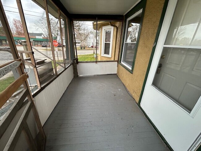 Building Photo - 518 Lake Ave