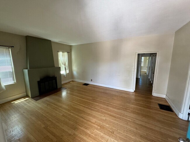 Building Photo - 4 Br, 2 Ba with kitchen appliances and bas...